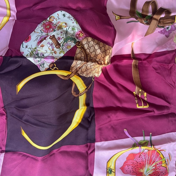 Used Gucci scarf in very good condition with no box - Picture 6 of 7